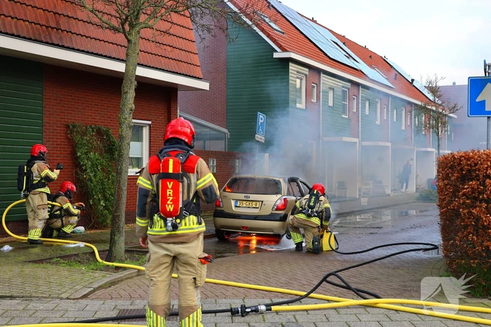Personenauto gaat in vlammen op