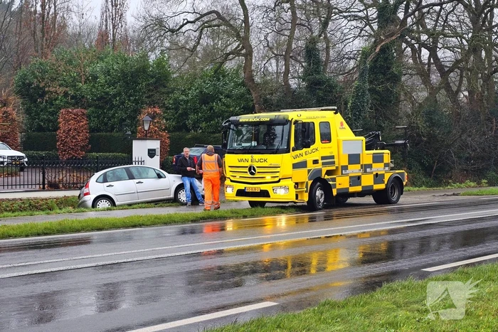 Auto raakt van de weg en belandt in sloot