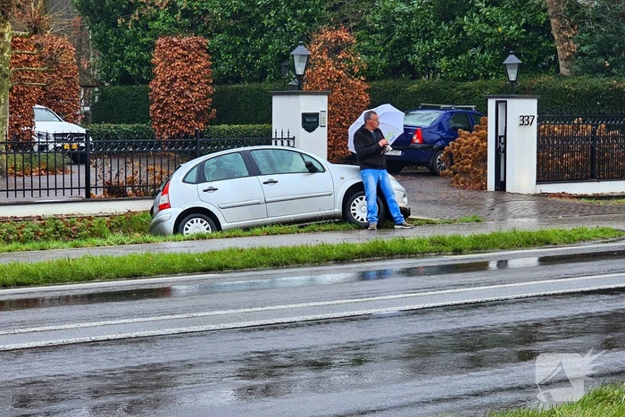 Auto raakt van de weg en belandt in sloot