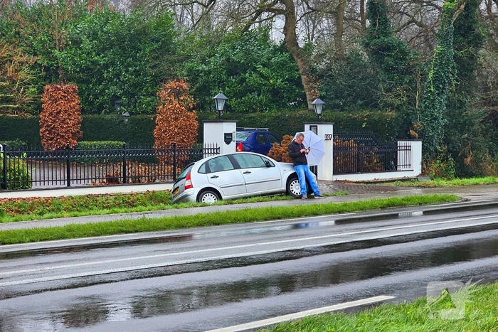Auto raakt van de weg en belandt in sloot