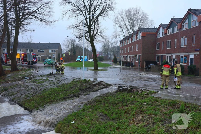 Straat onder water gelopen door kapotte waterleiding