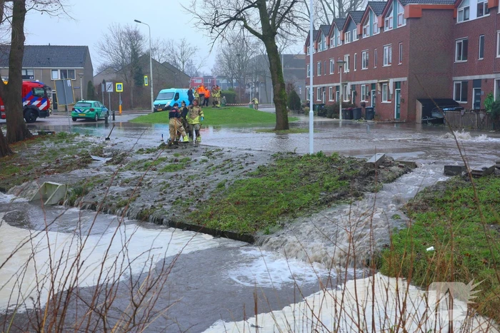 Straat onder water gelopen door kapotte waterleiding