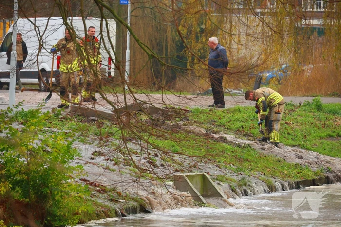 Straat onder water gelopen door kapotte waterleiding