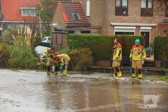 Straat onder water gelopen door kapotte waterleiding