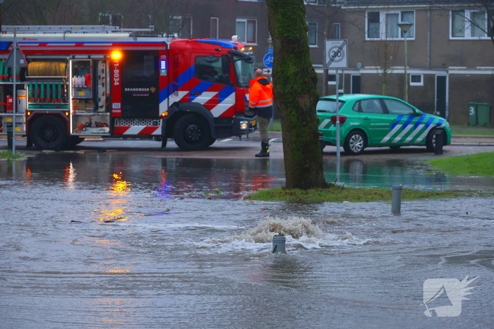 Straat onder water gelopen door kapotte waterleiding