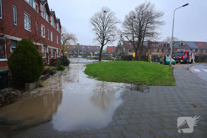 Straat onder water gelopen door kapotte waterleiding