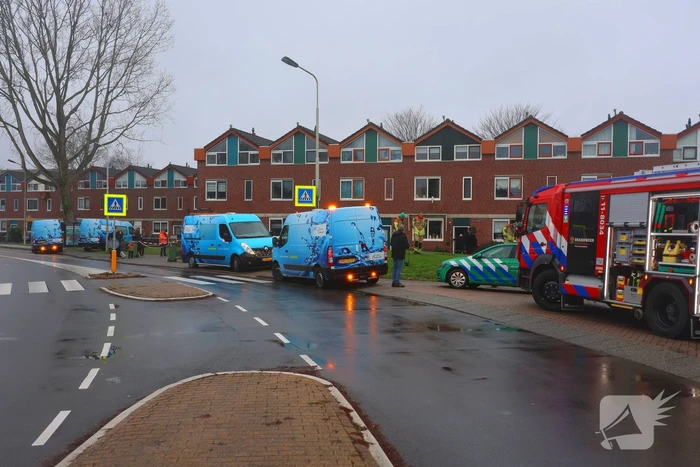 Straat onder water gelopen door kapotte waterleiding