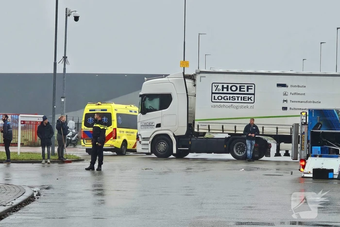 Bezorgbus van Albert Heijn op zijn kant
