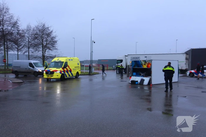 Bezorgbus van Albert Heijn op zijn kant