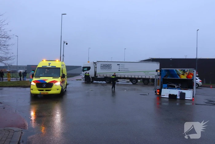 Bezorgbus van Albert Heijn op zijn kant