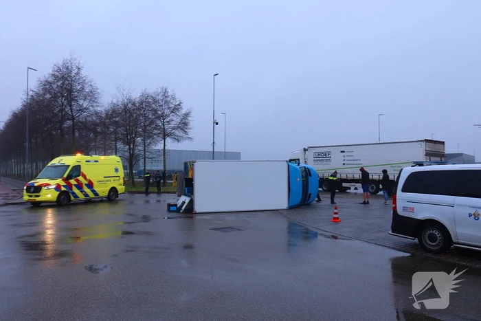 Bezorgbus van Albert Heijn op zijn kant