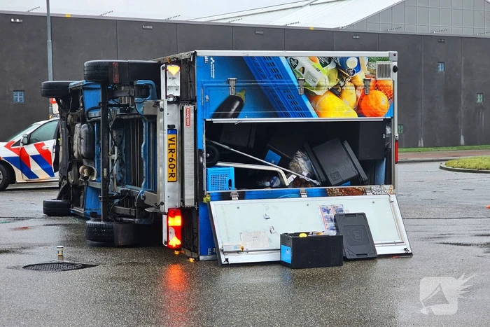 Bezorgbus van Albert Heijn op zijn kant