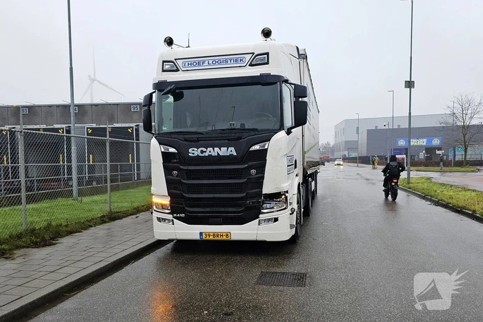 Bezorgbus van Albert Heijn op zijn kant
