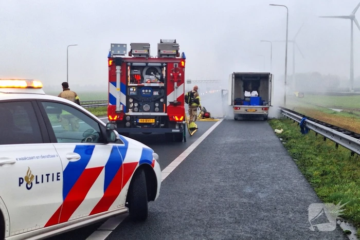 Bestelbus van visboer brand volledig