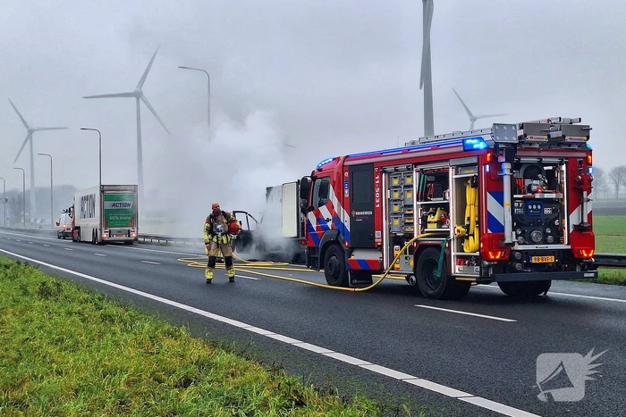 Bestelbus van visboer brand volledig