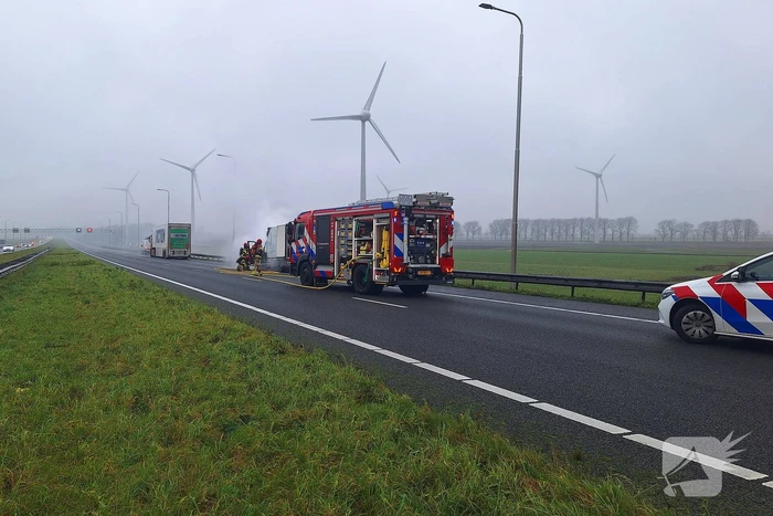 Bestelbus van visboer brand volledig