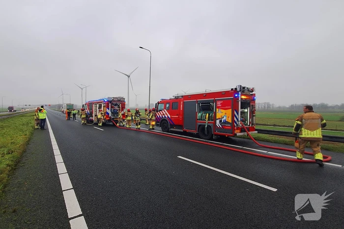 Bestelbus van visboer brand volledig