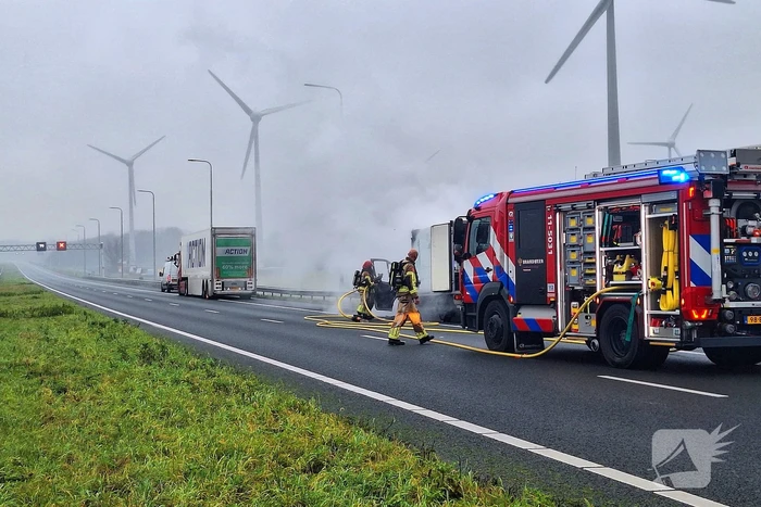 Bestelbus van visboer brand volledig