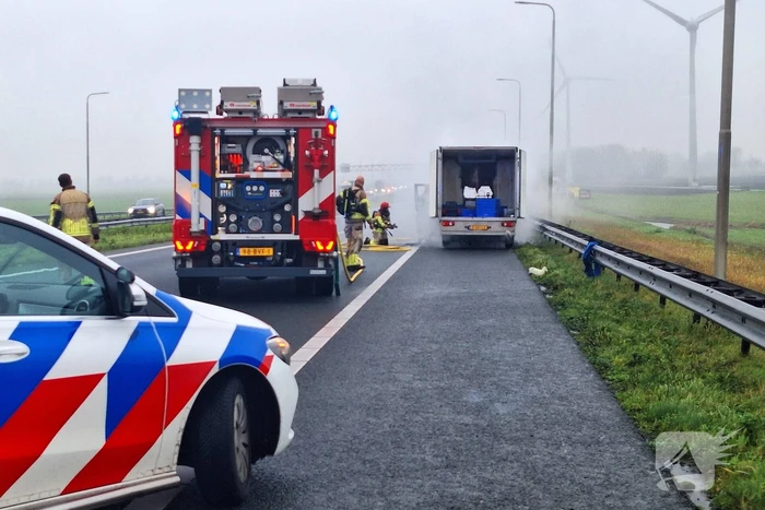 Bestelbus van visboer brand volledig