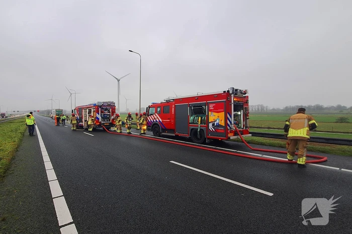 Bestelbus van visboer brand volledig