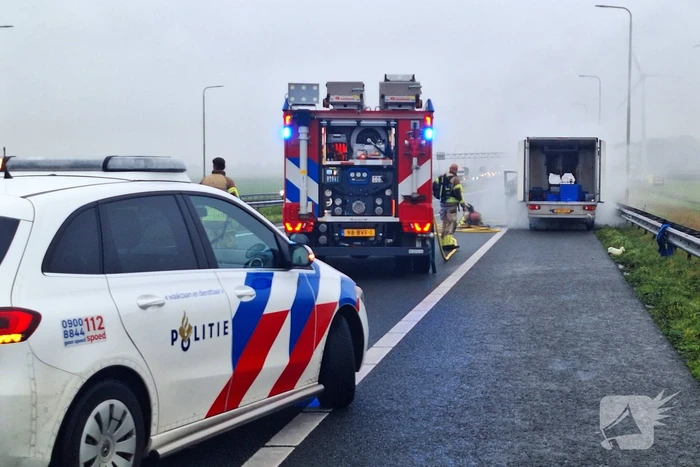 Bestelbus van visboer brand volledig
