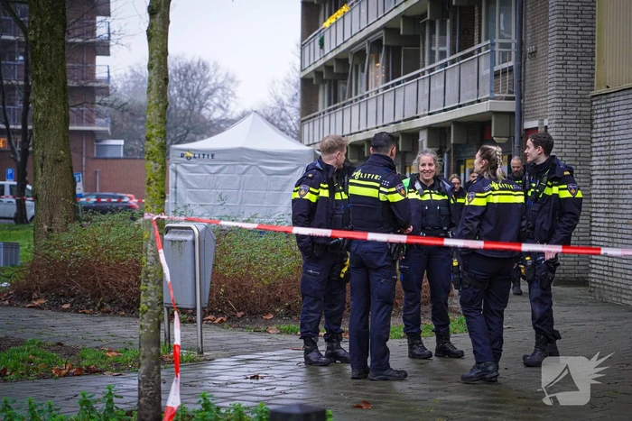 Overleden persoon onder flatgebouw aangetroffen