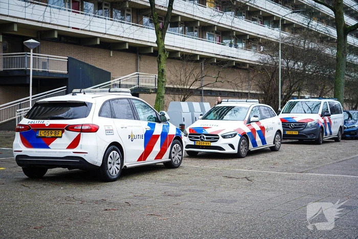 Overleden persoon onder flatgebouw aangetroffen