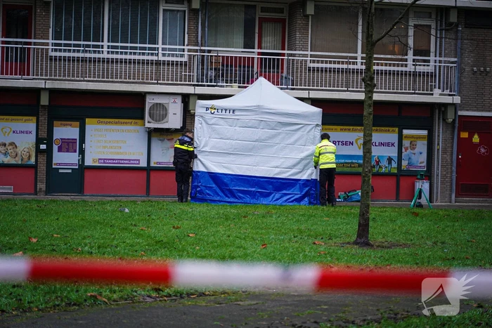 Overleden persoon onder flatgebouw aangetroffen
