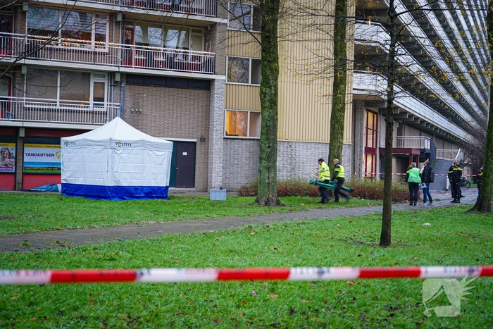 Overleden persoon onder flatgebouw aangetroffen