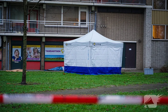Overleden persoon onder flatgebouw aangetroffen