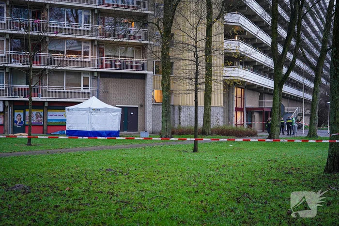 Overleden persoon onder flatgebouw aangetroffen