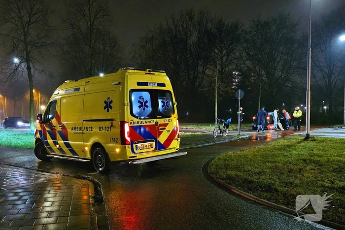 Fietser door auto geschept op rotonde