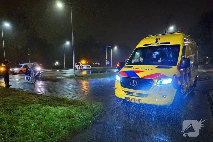 Fietser door auto geschept op rotonde