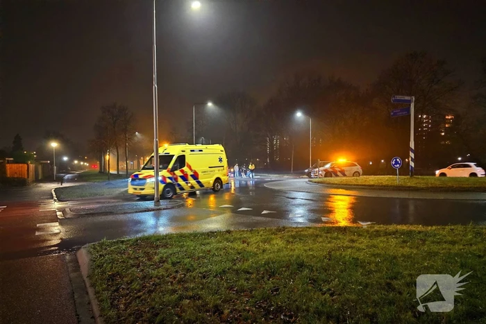 Fietser door auto geschept op rotonde