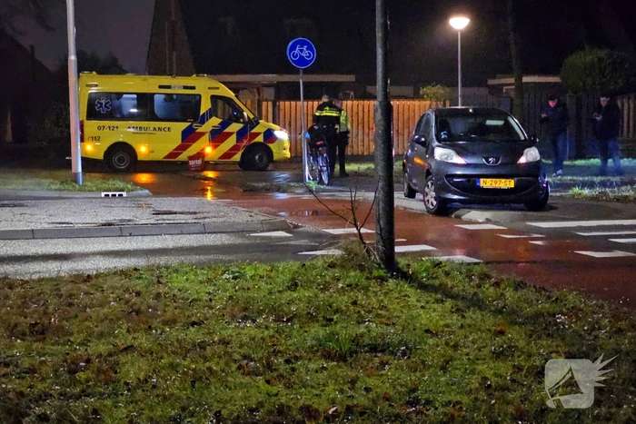 Fietser door auto geschept op rotonde