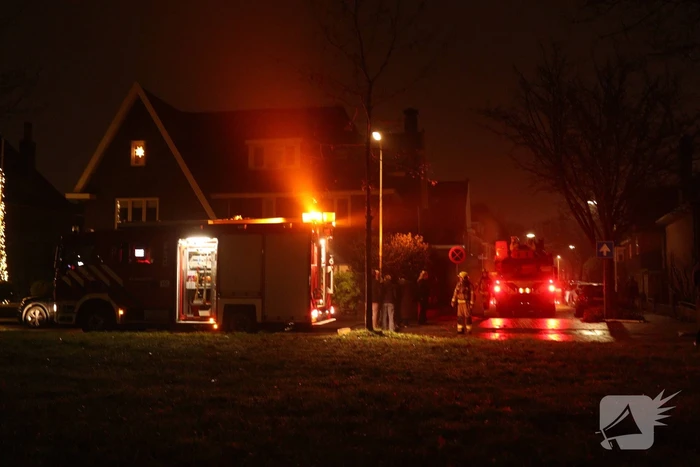 Brandweer schaalt op bij brand in woning