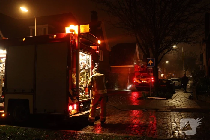 Brandweer schaalt op bij brand in woning