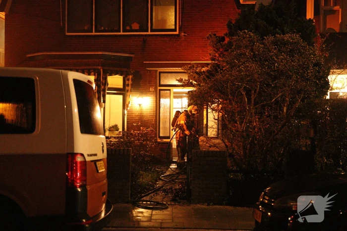 Brandweer schaalt op bij brand in woning