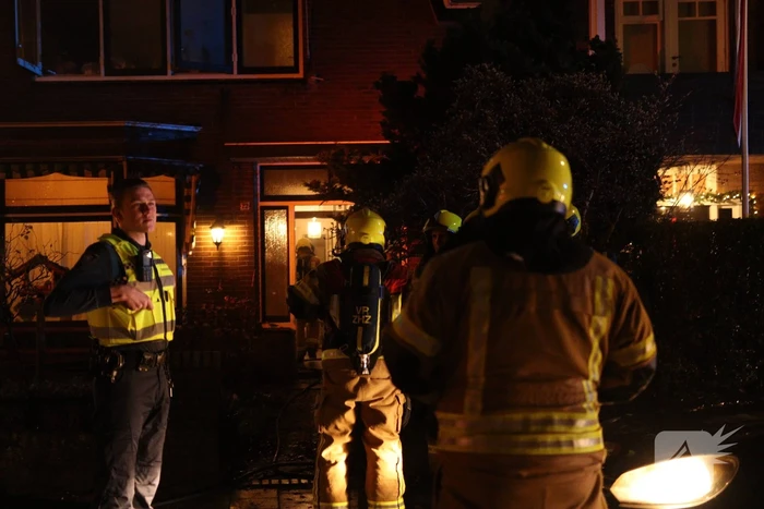 Brandweer schaalt op bij brand in woning