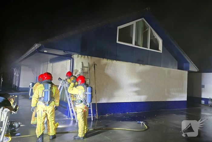 Veel rookontwikkeling bij forse brand invluchtelingenopvang