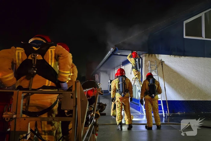 Veel rookontwikkeling bij forse brand invluchtelingenopvang