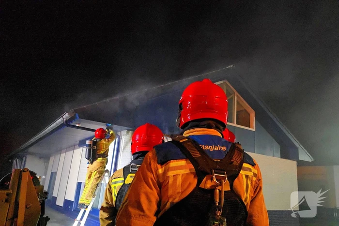 Veel rookontwikkeling bij forse brand invluchtelingenopvang
