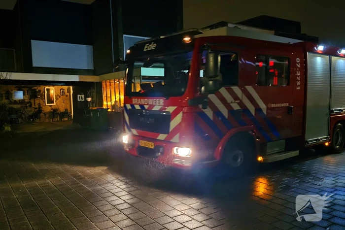 Brandweer ventileert woning na brand