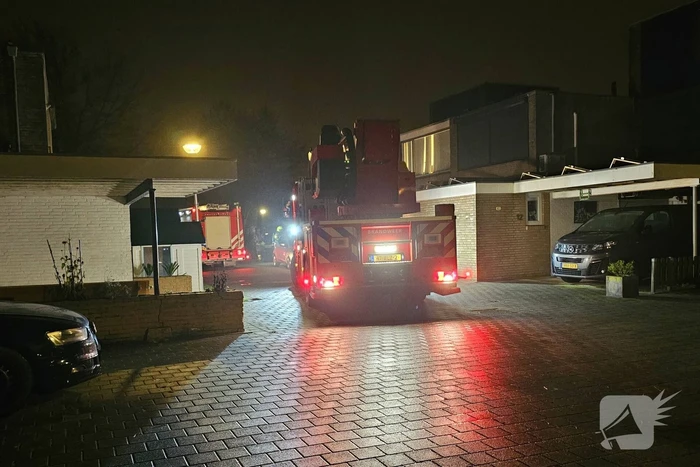 Brandweer ventileert woning na brand