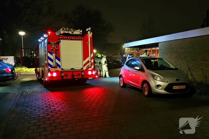 Brandweer ventileert woning na brand