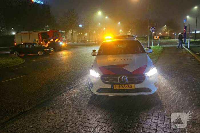 Brandweer doet onderzoek naar gaslucht bij tankstation