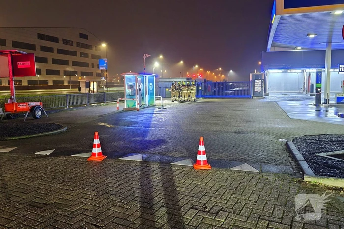 Brandweer doet onderzoek naar gaslucht bij tankstation