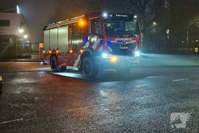 Brandweer doet onderzoek naar gaslucht bij tankstation