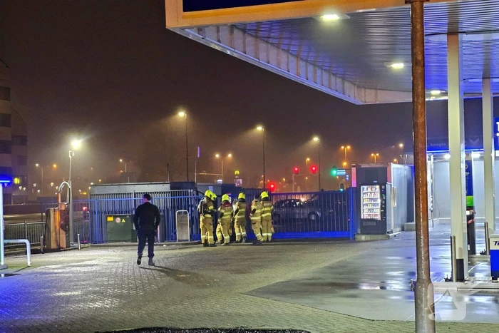 Brandweer doet onderzoek naar gaslucht bij tankstation