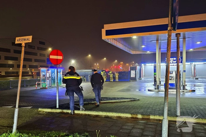 Brandweer doet onderzoek naar gaslucht bij tankstation